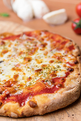 포토 JPG 해외이미지 전통 음식 백그라운드 토마토 치즈 피자 요리 사람없음 목재 빨간색 세로 식당 식사 저녁식사 이탈리아 껍질 시골 클래식 맛 굽기 지중해 반죽 성분 바질 점심식사 나폴리 모짜렐라치즈 오레가노 인기 피자집 핸드메이드 해외포토 나무 유럽 바다 컬러 컨셉 채소 재료 유제품 패스트푸드 서양음식 상점 구이 파일형식 이미지허브