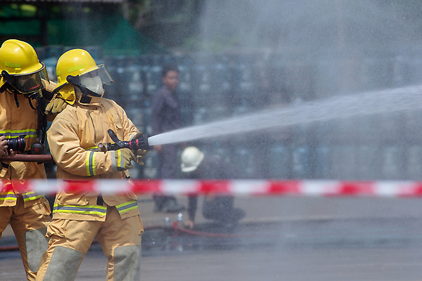 포토 JPG 해외이미지 주간 들기 여러명 상반신 성인 야외 앞모습 아웃포커스 소프트포커스 소방관 소방 화재진압 성인만 물대포 해외포토 자연요소 뷰포인트 다수 모션 촬영기법 사람 구조원 화재 진압 파일형식 이미지허브