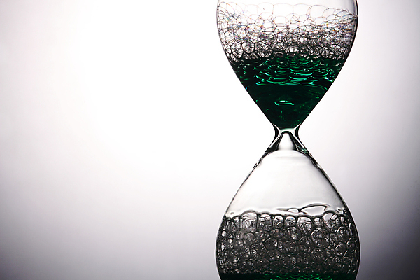 포토 JPG 해외이미지 스튜디오촬영 유리 회색배경 아이디어 사람없음 가로 물 컬러풀 한개 거품 시간 투명 액체 닫기 떨어짐 모래시계 측정 대칭 시리즈 해외포토 자연요소 1 모래 시계 컬러 백그라운드 컨셉 모션 재질 실내 회색 파일형식 이미지허브