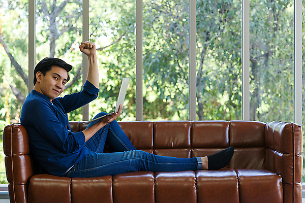 포토 JPG 해외이미지 직업 학생 라이프스타일 웰빙 남자 행복 인터넷 벤치 통신 태국 성공 주택 한명 사람 앉기 동양인 이벤트 노트북 컴퓨터 소파 디지털 공책 꿈 게임 우승 업무 네트워크 메시지 뉴스 연결 무선전화기 스마트 온라인 셀프 소셜 프리랜서 카피스페이스 해외포토 1 감정 아시아 컨셉 의자 모션 놀이 문구용품 인종 건물 생활 전자제품 공백 최고 작업 전화기 파일형식 이미지허브