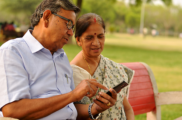 포토 JPG 해외이미지 라이프스타일 공원 노년 남자 행복 2 가족 자연 엄마 모바일 휴가 휴식 함께함 사랑 미소 웃음 사람 성인 야외 두명 여름 스마트폰 봄 회색 도시 아빠 우아함 은색 은퇴 인도인 스마트 시민 옛날 해외포토 외국인 계절 공공시설 감정 컬러 컨셉 관계 표정 동양인 생활 핸드폰 스마트기기 생태계 국민 파일형식 이미지허브