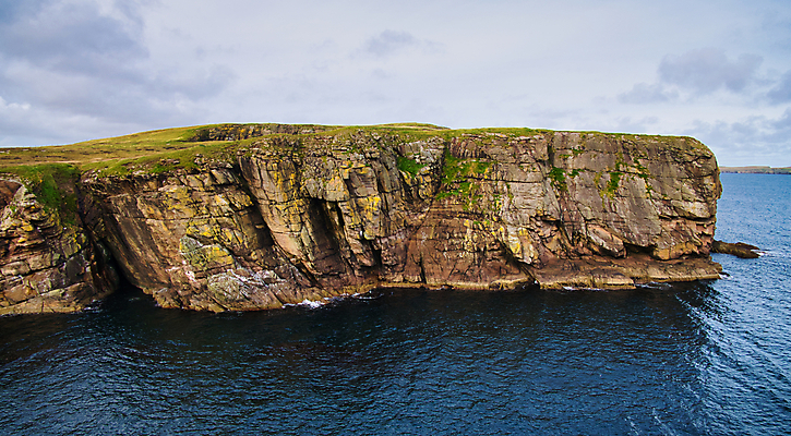 포토 JPG 해외이미지 유럽 바다 섬 여행 자연 날씨 풍경 사람없음 야외 관광지 절벽 사암 층 멀리 내추럴 울퉁불퉁 지질학 막 스코틀랜드 해외포토 교육 나라 영국 돌_바위 생태계 파일형식 이미지허브