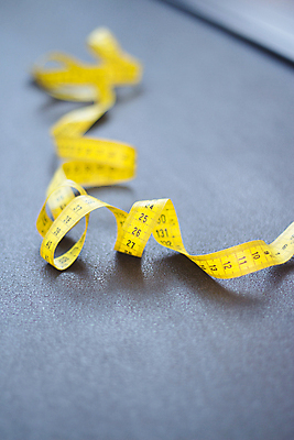 포토 JPG 해외이미지 백그라운드 곡선 다이어트 거리 자 나선형 건강 사람없음 숫자 노란색 흰색 기구 공구 업무 몸무게 날씬함 허리 측정 오브젝트 눈금 테이프 길이 계량기 재단 고립 되감기 인치 해외포토 문자 선 컬러 무늬 문구용품 신체부위 도구 작업 몸매 파일형식 이미지허브
