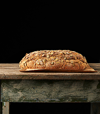 포토 JPG 해외이미지 검은배경 실내 사람없음 한개 호밀빵 나무탁자 해외포토 1 빵 백그라운드 탁자 내부 검은색 파일형식 이미지허브