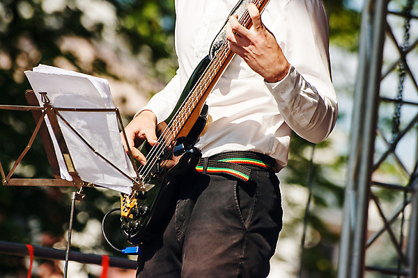 포토 JPG 해외이미지 1 라이프스타일 공원 남자 문화 줄 음악 놀이 거리 사람 성인 사람없음 야외 여름 노란색 맑음 축제 소리 콘서트 공연 연주자 음악가 기구 기타 도시 악단 그룹 러시아 기타리스트 남쪽 재즈 오케스트라 멜로디 뮤지컬 베이스 블루스 플레이어 생존 해외포토 직업 계절 공공시설 유럽 컬러 현악기 날씨 문화예술 이벤트 생활 방향 파일형식 이미지허브