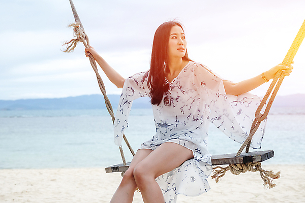 포토 JPG 해외이미지 나무 1 여자 아시아 모래 바다 섬 태국 자연 하늘 휴가 휴식 손바닥 한명 사람 풍경 성인 물 여름 파란색 청춘 태양 활발 흰색 그네 휴양지 이국적 파라다이스 해외포토 자연요소 식물 손 계절 나라 컬러 컨셉 장소 생태계 파일형식 이미지허브