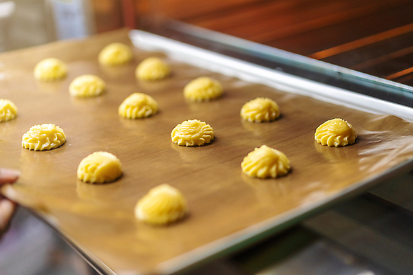 포토 JPG 해외이미지 백인 직업 전통 여자 산업 음식 비즈니스 디저트 주택 직장 쟁반 따뜻함 관리 요리 사람없음 갈색 쿠키 케이크 상점 빵집 신선 업무 오븐 달콤 맛 굽기 준비 반죽 밀가루 번 제빵사 캡모자 핸드메이드 해외포토 서양인 모자_잡화 빵 컬러 컨셉 회사 사람 건물 가전제품 작업 가루 구이 파일형식 이미지허브