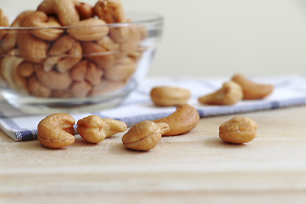 포토 JPG 해외이미지 그릇 실내 사람없음 견과류 나무탁자 캐슈넛 해외포토 식기 탁자 내부 파일형식 이미지허브