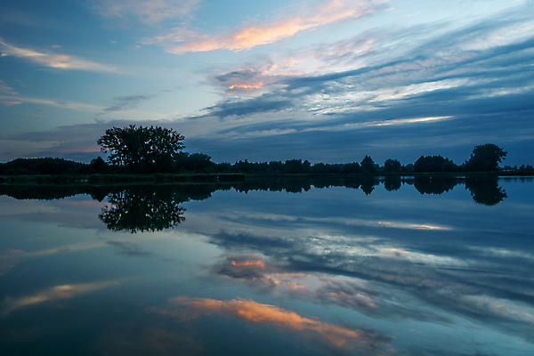 포토 JPG 해외이미지 나무 구름 호수 자연 하늘 파노라마 풍경 사람없음 야외 가로 물 여름 파란색 빛 강 컬러풀 햇빛 반사 평화 환경 침묵 황혼 일몰 새벽 거울 연못 저녁 공상 수평선 해외포토 자연요소 식물 계절 컬러 컨셉 촬영기법 태양 노을 소리 야간 생태계 파일형식 이미지허브
