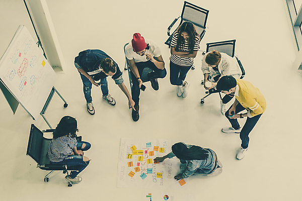 포토 JPG 해외이미지 백인 직업 여자 행복 아시아 비즈니스 통신 태국 성공 노동자 아이디어 함께함 창조 사람 앉기 동양인 인종 여러명 성인 스마트폰 사무실 축하 업무 작업 발표 그룹 작업실 동료 포스트잇 공유 다민족 브레인스토밍 해외포토 서양인 감정 나라 다수 컨셉 관계 모션 핸드폰 스마트기기 메모지 파일형식 이미지허브