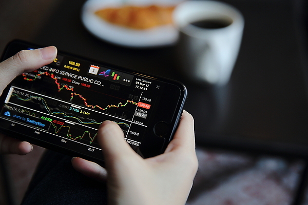 포토 JPG 해외이미지 손 그래프 신체부위 주식 분석 투자 해외포토 컨셉 비즈니스 사람 금융 파일형식 이미지허브