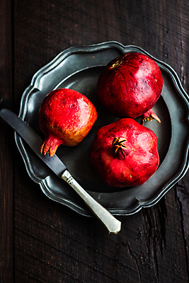 포토 JPG 해외이미지 탁자 검은배경 사람없음 어둠 칼 석류 해외포토 가구 백그라운드 과일 검은색 파일형식 이미지허브