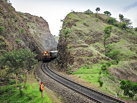 포토 JPG 해외이미지 아시아 선 여행 교통시설 사람없음 빛 기차 화물 상품 자르기 인도인 언덕 승객 갈퀴 깊이 디젤 해외포토 외국인 나라 육상교통 교통 모션 대중교통 동양인 운송업 시설 파일형식 이미지허브