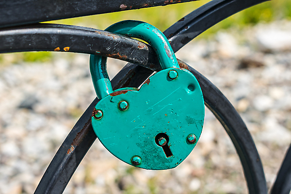 포토 JPG 해외이미지 전통 라이프스타일 감정 결혼 백그라운드 컨셉 가족 관계 열쇠 친절 자물쇠 발렌타인데이 선물 사랑 경비 사람없음 야외 장식 파란색 울타리 금속 축제 힘 우정 하트 의식 철 심볼 오브젝트 사인 부식 잠금 보안 열정 블러 옛날 철강 철책 동정 해외포토 모양 컬러 데이이벤트 재질 안전 이벤트 생활 친구 담장 보호 파일형식 이미지허브