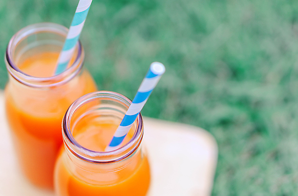 포토 JPG 해외이미지 주간 유리병 빨대 사람없음 야외 아웃포커스 건강식 당근주스 디톡스 해외포토 자연요소 음식 병_용기 촬영기법 건강 야채주스 파일형식 이미지허브
