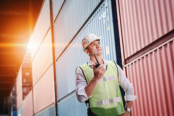포토 JPG 해외이미지 남자 실내 한명 들기 상반신 성인 앞모습 올려보기 컨테이너 확인 무역 무역항 감독관 관리자 근로자의날 무역센터 성인남자한명만 해외포토 1 기념일 산업 뷰포인트 모션 사람 내부 남자한명만 성인남자만 파일형식 이미지허브