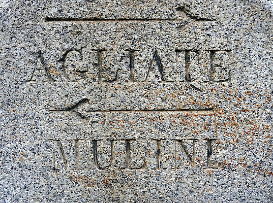 포토 JPG 해외이미지 도로 지도 대문자 화살 사람없음 이탈리아 표지판 편지 사인 옛날 화강암 해외포토 영어 유럽 길 교통시설 알림판 암석 파일형식 이미지허브