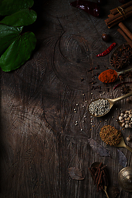 포토 JPG 해외이미지 전통 백그라운드 재료 자연 고추 탁자 파프리카 건조 파슬리 종류 요리 동양인 사람없음 목재 빨간색 노란색 주방 숟가락 수확 뜨거움 고명 양념 조미료 사발 맛 정상 가루 인도인 수집 허브 향신료 메뉴 유기농 매움 후추 카레 생강 놋쇠 땅바닥 사프란 시나몬 강황 해외포토 외국인 나무 식물 웰빙 음식 컬러 가구 컨셉 농업 채소 식재료 바닥 수저 인종 사기그릇 생태계 향미료 파일형식 이미지허브