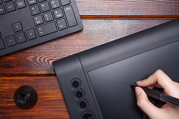 포토 JPG 해외이미지 손 디자인 인터넷 비즈니스 통신 손가락 탁자 직장 창조 미술 사람 사람없음 목재 그래픽 노트북 컴퓨터 사무실 알약 펜 우주 디지털 스크린 검은색 공책 공백 공구 타이핑 키보드 업무 작업 비즈니스맨 그리기 디자이너 스케치 책상 그림 전자 예술가 팔 프리랜서 해외포토 나무 직업 남자 컬러 가구 회사 재료 모션 문화예술 문구용품 신체부위 전자제품 필기구 약 도구 직장인 파일형식 이미지허브