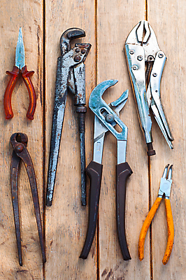 포토 JPG 해외이미지 손 산업 백그라운드 노동자 주택 손잡이 사람없음 목재 빨간색 노란색 금속 장비 기구 도구 공구 스패너 업무 작업실 수리 은색 자르기 철 오브젝트 질감 철사 펜치 정비공 옛날 조작 철강 커터 하드웨어 해외포토 나무 직업 컬러 재료 모션 재질 건물 신체부위 컴퓨터 작업 기술자 파일형식 이미지허브