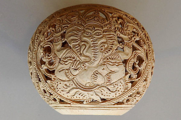 포토 JPG 해외이미지 전통 손 디자인 아시아 문화 조각 백그라운드 일러스트 자연 추상 창조 선물 미술 사람없음 목재 그래픽 장식 장비 수확 껍질 흰색 상품 자르기 오브젝트 질감 복고 발리 인도네시아 기념품 코코넛 판화 목각 수공예 옛날 핸드메이드 힌두교 스타일 해외포토 나무 나라 종교 컬러 섬 무늬 농업 과일 재료 모션 문화예술 신체부위 공예 생태계 파일형식 이미지허브