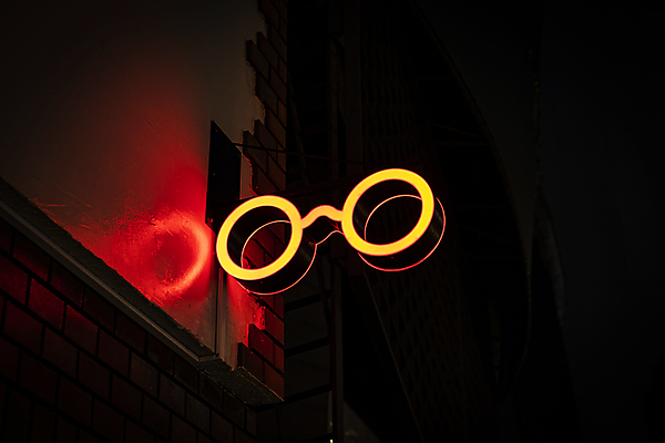 포토 JPG 해외이미지 모양 옷 안경 상징 비즈니스 창문 조명 경고 사람없음 가로 빨간색 단어 빛 상점 식당 검은색 어둠 수확 오픈 야간 심볼 사인 복고 상업 윤곽 네온 환영 소매 서명 야광 빛망울 광 중소기업 해외포토 자연요소 문자 잡화 컬러 농업 회사 파일형식 이미지허브