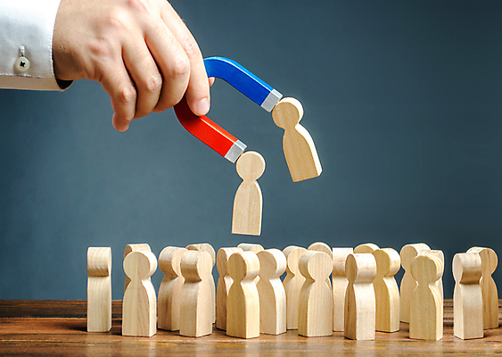 포토 JPG 해외이미지 손 회색배경 실내 들기 신체부위 말_게임 선택 자석 U자형자석 채용 해외포토 백그라운드 컨셉 비즈니스 모션 사람 내부 회색 파일형식 이미지허브