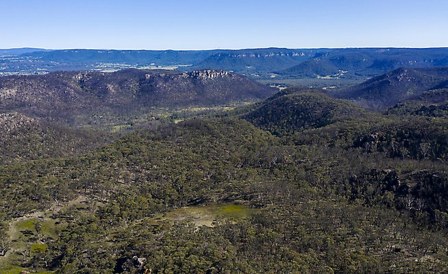 포토 JPG 해외이미지 나무 공원 여행 잎 자연 하늘 불 산 안테나 풍경 사람없음 야외 초록색 여름 파란색 환경 골짜기 계곡 검은색 시골 뜨거움 호주 숲 땅 언덕 드론 삼림지대 치유 해외포토 자연요소 식물 계절 공공시설 컬러 통신 오세아니아 생태계 파일형식 이미지허브