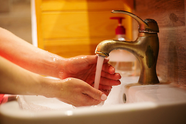 포토 JPG 해외이미지 손 어린이 신체 건강 관리 사람 사람없음 물 목욕 거품 젖음 욕실 액체 씻기 빨래 청소 싱크대 수도꼭지 비누 돌봄 위생관리 해외포토 자연요소 가사 모션 신체부위 위생용품 청결 개수대 파일형식 이미지허브