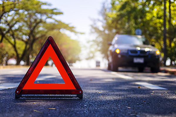 포토 JPG 해외이미지 주간 도로 자동차 사람없음 야외 아웃포커스 삼각형 위험 비상등 해외포토 자연요소 도형 길 육상교통 컨셉 교통시설 촬영기법 파일형식 이미지허브