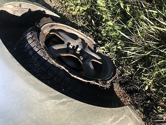 포토 JPG 해외이미지 교통시설 자동차 사람없음 손상 장비 바퀴 플랫 위험 폭발 사건 서비스 타이어 고무 옛날 자동 재앙 해외포토 육상교통 교통 컨셉 시설 파일형식 이미지허브