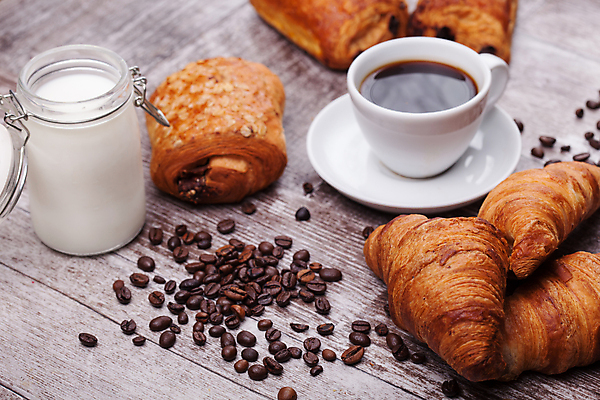 포토 JPG 해외이미지 커피 따뜻함 사람없음 우유 원두 커피잔 크루아상 컵받침 나무배경 해외포토 음료 빵 백그라운드 잔 유제품 받침대 파일형식 이미지허브