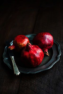 포토 JPG 해외이미지 검은배경 사람없음 어둠 칼 석류 해외포토 백그라운드 과일 검은색 파일형식 이미지허브