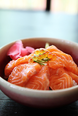 포토 JPG 해외이미지 그릇 실내 사람없음 아웃포커스 덮밥 생강초절임 연어알 일본음식 연어덮밥 해외포토 식기 음식 촬영기법 내부 알 절임 파일형식 이미지허브