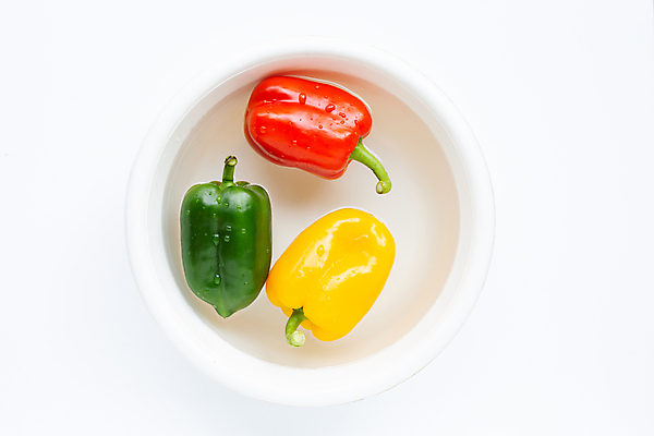 포토 JPG 해외이미지 백그라운드 피망 파프리카 사람없음 물 신선 떠있는 흰배경 유기농 담기 해외포토 자연요소 웰빙 채소 모션 흰색 파일형식 이미지허브