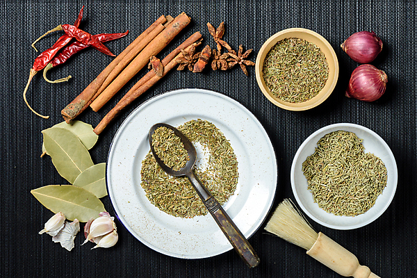 포토 JPG 해외이미지 음식 잎 채소 재료 자연 고추 건조 건강 마늘 요리 사람없음 만 뜨거움 양념 조미료 맛 허브 향신료 오브젝트 유기농 향기 냄새 아로마 레시피 아로마테라피 로즈메리 흙더미 백리향 시나몬 오레가노 해외포토 식물 웰빙 컨셉 흙 생태계 테라피 향미료 파일형식 더미 이미지허브