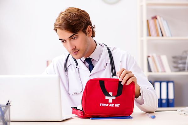 포토 JPG 해외이미지 남자 실내 한명 상반신 성인 앞모습 의사 잡기 오픈 구급상자 확인 성인남자한명만 해외포토 1 뷰포인트 모션 사람 내부 의료진 의료용품 남자한명만 성인남자만 파일형식 이미지허브