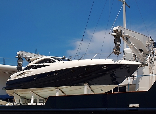 포토 JPG 해외이미지 요트 사람없음 파란색 보트 재산 고급 매끈함 갑판 기중기 돛대 철강 철책 힘찬 해외포토 컬러 컨셉 배_교통 금융 감각 중장비 파일형식 이미지허브