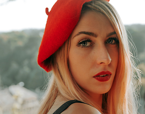 포토 JPG 해외이미지 학생 공원 여자 얼굴 한명 웃음 사람 야외 빨간색 금발 유행 비즈니스우먼 우아함 스타일 해외포토 1 헤어스타일 공공시설 컬러 컨셉 비즈니스 표정 신체부위 직장인 파일형식 이미지허브