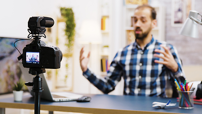 포토 JPG 해외이미지 남자 책장 한명 손짓 상반신 성인 앞모습 노트북 카메라 촬영 책상 연필꽂이 방송 촬영실 성인남자한명만 유튜버 해외포토 1 뷰포인트 가구 모션 문구용품 사람 전자제품 공간 남자한명만 성인남자만 파일형식 크리에이터 이미지허브