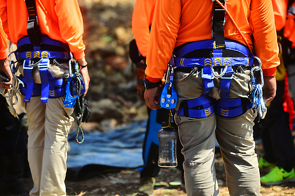 포토 JPG 해외이미지 직업 커플 남자 산업 밧줄 포즈 비즈니스 노동자 건강 안전 사람 사람없음 운동 자전거 장비 흰색 공구 긴급 업무 도움 엔지니어 구출 헬멧 위험 사건 오르기 건축업자 고립 응답 해외포토 건축 줄 컬러 컨셉 관계 모션 바이크 도구 작업 기술자 보호장비 파일형식 이미지허브