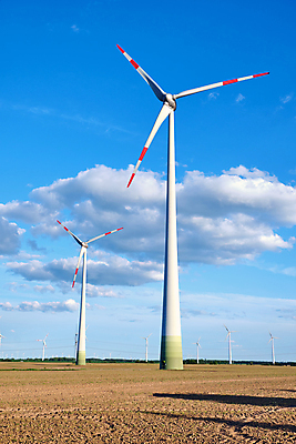 포토 JPG 해외이미지 식물 산업 밭 농업 하늘 바람 독일 사람없음 파란색 농장 환경 힘 재활용 풍차 발전기 발전소 에너지 전선 그린에너지 풍력에너지 전염 엔진 자원 세대 유지 전송 개발 공급 해외포토 자연요소 유럽 컬러 날씨 질병 친환경 감염 파일형식 이미지허브