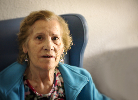 포토 JPG 해외이미지 1 응시 노년 행복 감정 얼굴 포즈 생각 주택 실내 한명 사람 표현 자신감 은퇴 향수 만족 고민 긍정 돌봄 옛날 우울증 혼자 해외포토 시선 컨셉 모션 성인 내부 건물 신체부위 화장품 질병 파일형식 이미지허브