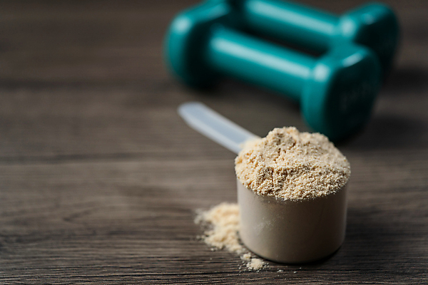 포토 JPG 해외이미지 실내 사람없음 아웃포커스 아령 가루 단백질 스쿱 단백질쉐이크 나무배경 프로틴파우더 해외포토 백그라운드 촬영기법 내부 쉐이크 영양소 파일형식 이미지허브