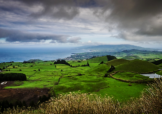 포토 JPG 해외이미지 나무 구름 바다 섬 여행 밭 농업 자연 하늘 안테나 풍경 사람없음 초록색 농장 농경지 평화 계곡 침묵 봄 목장 시골 황무지 포르투갈 언덕 다도해 밭일 해외포토 자연요소 식물 계절 유럽 산업 컬러 컨셉 통신 소리 생태계 파일형식 이미지허브
