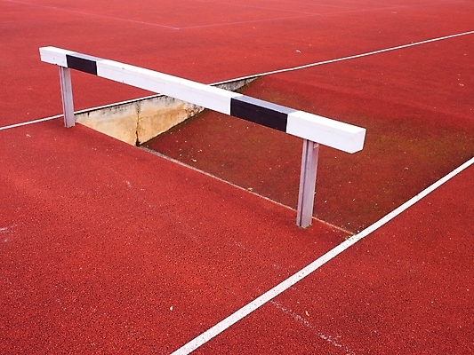 포토 JPG 해외이미지 길 선 스포츠 밭 건강 이벤트 사람없음 야외 목재 빨간색 달리기 운동 점프 경쟁 경기장 그리기 닫기 결심 허들 장애물 속도 합성 고무 선로 인내 전력질주 해외포토 나무 컬러 컨셉 농업 재료 스포츠시설 모션 파일형식 이미지허브