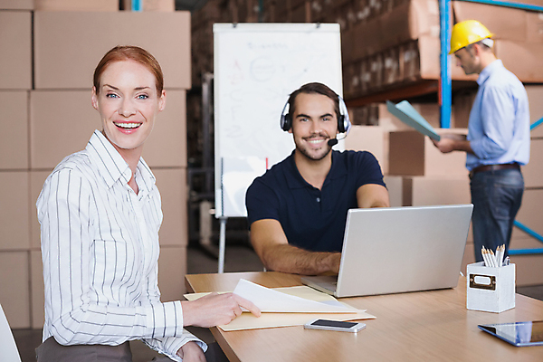 포토 JPG 해외이미지 백인 응시 여자 남자 회의 협력 실내 앉기 상반신 20대 성인 앞모습 옆모습 세명 30대 노트북 헤드폰 비즈니스맨 비즈니스우먼 안전모 동료 물류창고 성인만 해외포토 서양인 시선 뷰포인트 음향기기 비즈니스 관계 모션 사람 청년 내부 장년 전자제품 직장인 헬멧 안전장비 창고 파일형식 이미지허브