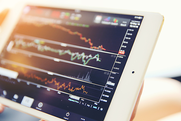 포토 JPG 해외이미지 그래프 사람없음 아웃포커스 태블릿 소프트포커스 주식 분석 투자 해외포토 컨셉 비즈니스 촬영기법 금융 전자제품 스마트기기 파일형식 이미지허브