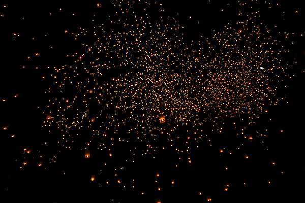 포토 JPG 해외이미지 사람없음 야외 빛 야간 풍등 풍등날리기 풍등놀이 풍등행사 풍등축제 해외포토 자연요소 놀이 조명 이벤트 등축제 파일형식 이미지허브