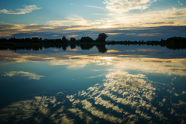 포토 JPG 해외이미지 나무 구름 호수 백그라운드 자연 하늘 표면 풍경 사람없음 야외 물 여름 파란색 빛 햇빛 반사 환경 침묵 일몰 거울 흰색 저녁 장면 대칭 수평선 해외포토 자연요소 식물 계절 컬러 태양 노을 소리 야간 생태계 파일형식 이미지허브